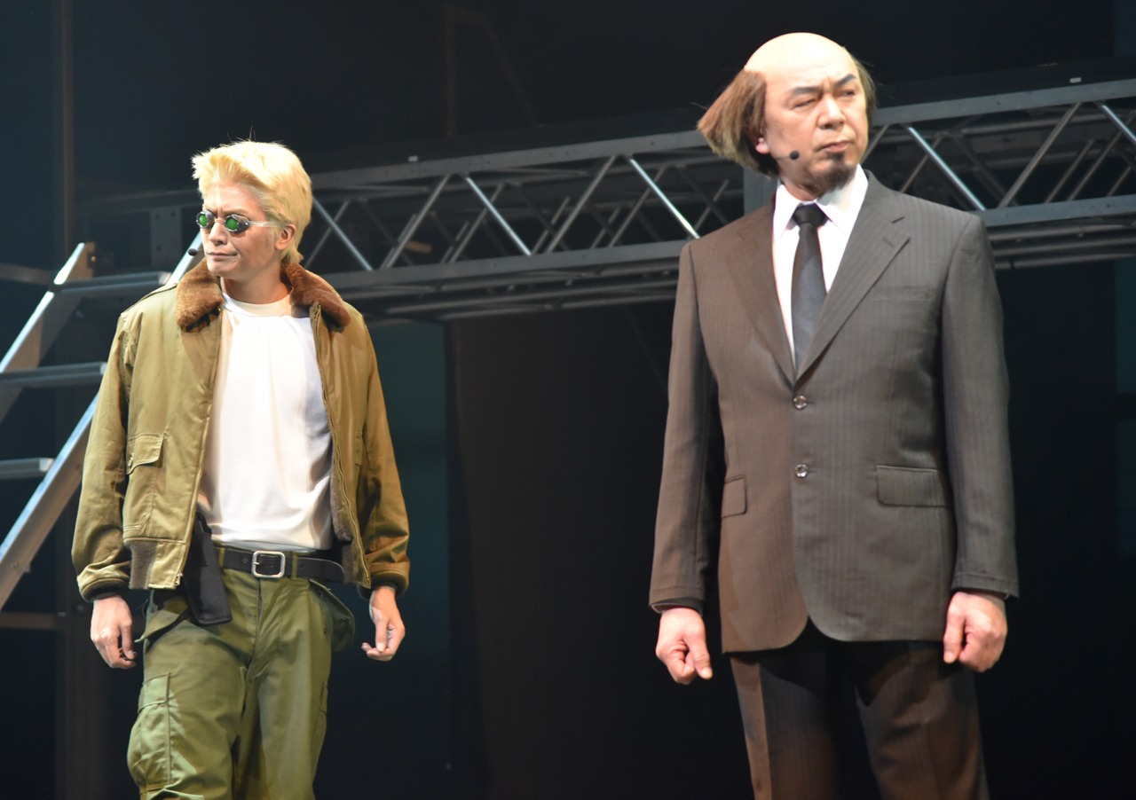 舞台「攻殻機動隊ARISE:GHOST is ALIVE」ゲネプロより、八神蓮演じるバトー（左）と塾一久演じる荒巻大輔。