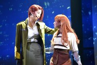 舞台「攻殻機動隊ARISE:GHOST is ALIVE」ゲネプロより、護あさな演じるクルツ（左）と桃瀬美咲演じるツダ・エマ。