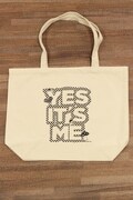 「YES IT'S ME」のトートバッグ。