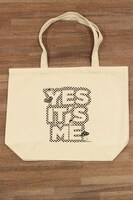 「YES IT'S ME」のトートバッグ。