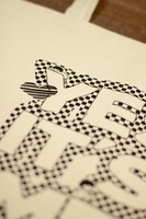 「YES IT'S ME」のトートバッグ。