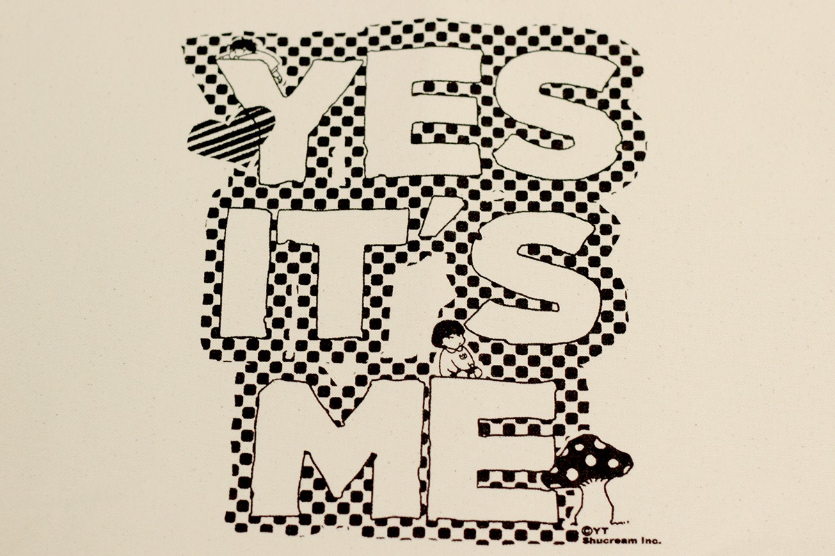 「YES IT'S ME」のトートバッグ。
