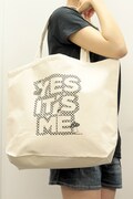 「YES IT'S ME」のトートバッグ。