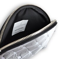 「ニコラスのラウンドポーチ」