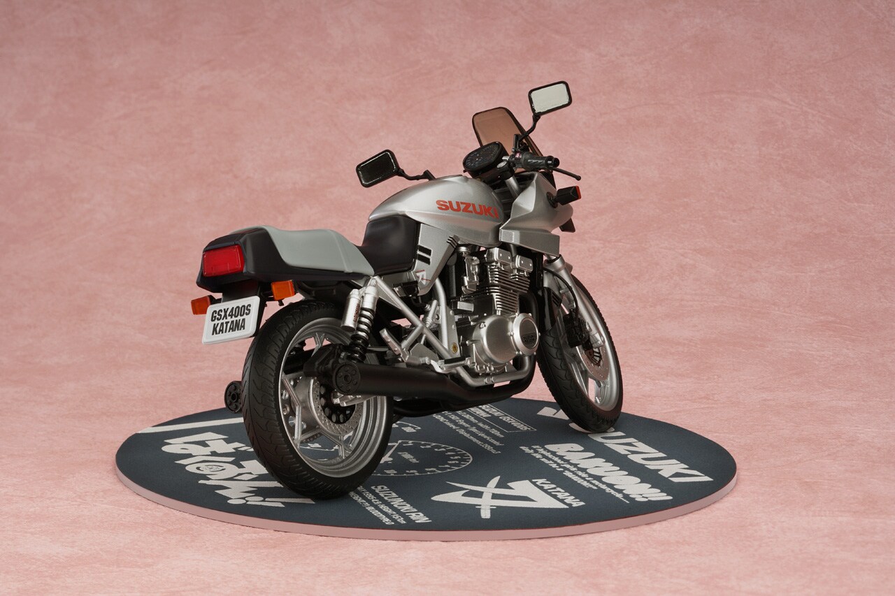 フィギュア「鈴乃木凜＆GSX400Sカタナ」のバイクを単体でディスプレイ