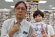 奥村勝彦編集総長と、紀伊國屋書店新宿本店フォレストの早乙女直美さん。