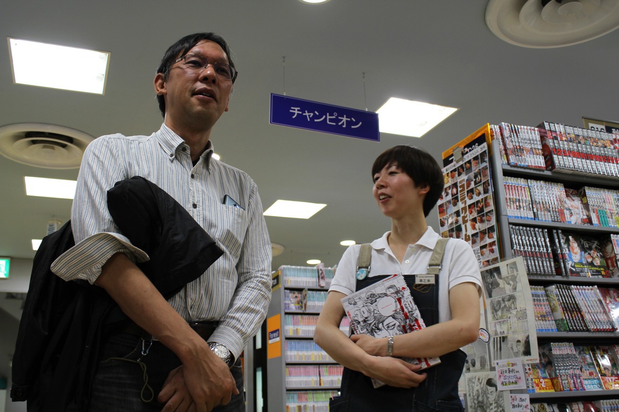 ビームコミックスを眺めながら話し込む2人。