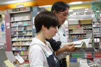早乙女さんの案内で店内を散策。目につく本を立ち読みする場面も。