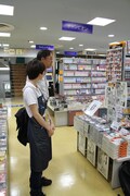 ビームコミックスを厚く展開する一角に見とれる奥村編集総長。