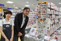 新井英樹「SCATTER あなたがここにいてほしい」をプッシュするビームコミックスのコーナーで記念撮影。