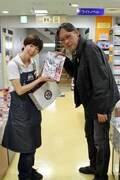 月刊コミックビーム20周年号を手土産と一緒に直接献本する様子。