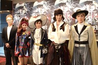 囲み取材の様子。（左から）上島雪夫、桜井玲香、生田絵梨花、青木玄徳、神永圭佑。