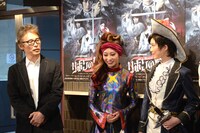 （左から）上島雪夫、桜井玲香、生田絵梨花。