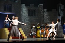 ミュージカル「リボンの騎士」公開稽古より。剣を交えるサファイア（生田絵梨花、写真右）とフランツ王子（神永圭佑）。