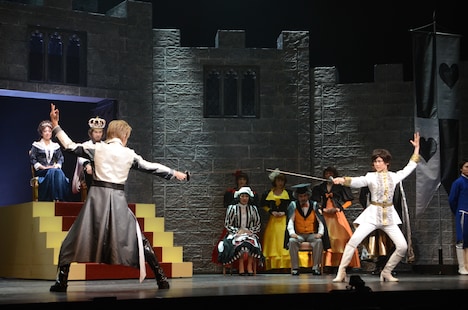 ミュージカル「リボンの騎士」公開稽古より。剣を交えるサファイア（生田絵梨花、写真右）とフランツ王子（神永圭佑）。