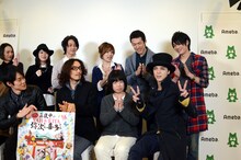 遅れて登場し、ピースサインを見せる汐崎アイル。