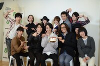 三上俊のバースデーを祝うキャスト陣。