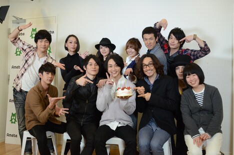 三上俊のバースデーを祝うキャスト陣。