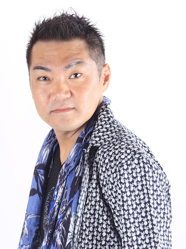 オールマイト役を演じる三宅健太。