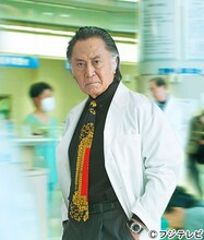 病理医界の重鎮・中熊薫役の北大路欣也。