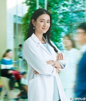 美人医師・細木まどか役の小雪。