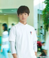 臨床検査技師・森井久志役の野村周平。