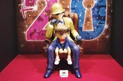 「コナン展」にて展示される、新一とコナンの実物大フィギュア。