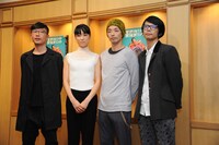 囲み取材の様子。