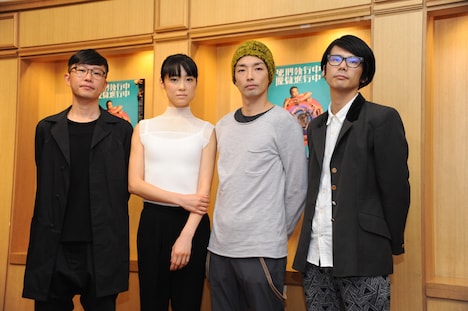 囲み取材の様子。左から音楽監督の蔡忠浩（bonobos）、初音映莉子、森山未來、構成・演出・振付を担当した長谷川寧。