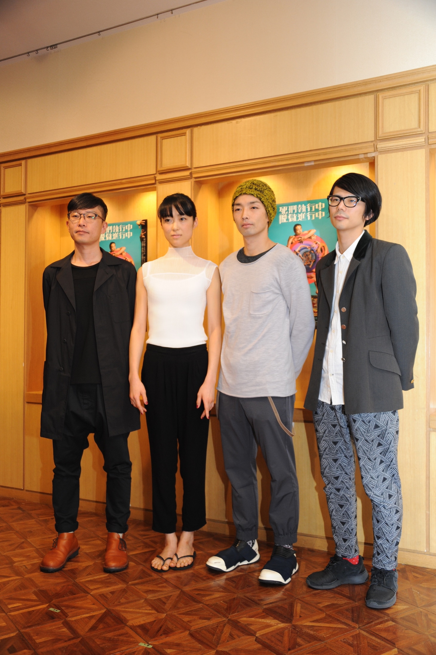 囲み取材の様子。