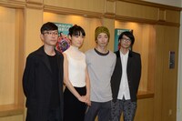 囲み取材の様子。（撮影：生井秀樹）