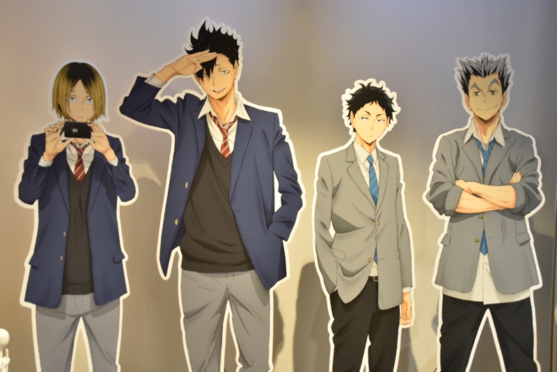 音駒高校の孤爪研磨と黒尾鉄朗、梟谷学園高校の木兎光太郎と赤葦京治の等身大パネル。