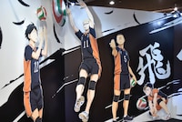 烏野高校排球部のメンバーが壁一面に飾られた特大パネル。写真撮影も可能。