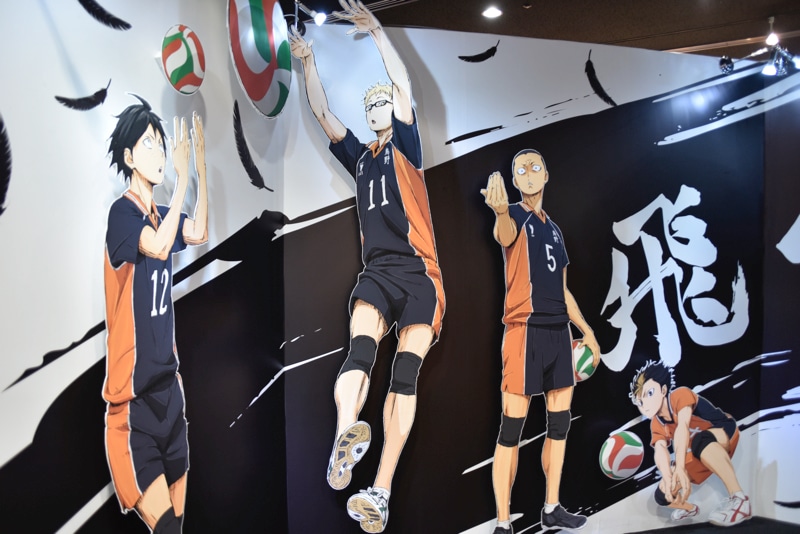 烏野高校排球部のメンバーが壁一面に飾られた特大パネル。写真撮影も可能。