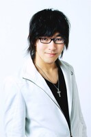 東方仗助役を演じる小野友樹。