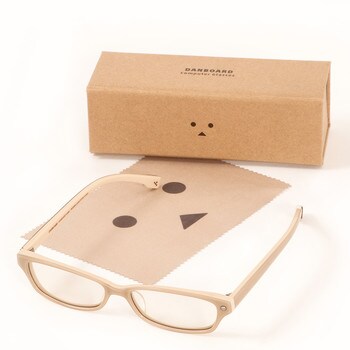 「Danboard Computer Glasses」は、PCメガネにメガネ拭きとケースも付属する。