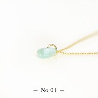 「宝石の国 フォスフォフィライトのかけら ペンダントトップ」。全15点が用意され、先着順で好きなピースを選べる。