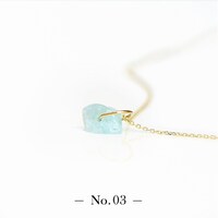 「宝石の国 フォスフォフィライトのかけら ペンダントトップ」。全15点が用意され、先着順で好きなピースを選べる。