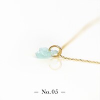 「宝石の国 フォスフォフィライトのかけら ペンダントトップ」。全15点が用意され、先着順で好きなピースを選べる。