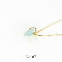 「宝石の国 フォスフォフィライトのかけら ペンダントトップ」。全15点が用意され、先着順で好きなピースを選べる。