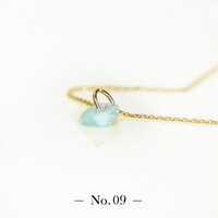 「宝石の国 フォスフォフィライトのかけら ペンダントトップ」。全15点が用意され、先着順で好きなピースを選べる。