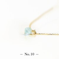 「宝石の国 フォスフォフィライトのかけら ペンダントトップ」。全15点が用意され、先着順で好きなピースを選べる。