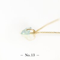 「宝石の国 フォスフォフィライトのかけら ペンダントトップ」。全15点が用意され、先着順で好きなピースを選べる。