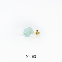 「宝石の国 フォスフォフィライトのかけら ピアス」。全9点が用意され、先着順で好きなピースを選べる。