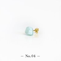 「宝石の国 フォスフォフィライトのかけら ピアス」。全9点が用意され、先着順で好きなピースを選べる。