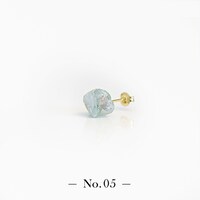 「宝石の国 フォスフォフィライトのかけら ピアス」。全9点が用意され、先着順で好きなピースを選べる。