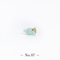 「宝石の国 フォスフォフィライトのかけら ピアス」。全9点が用意され、先着順で好きなピースを選べる。