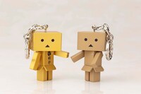 右が「DANBOARD KEYHOLDER」、左が「omamori DANBOARD」。