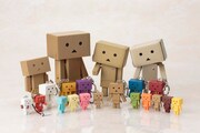 「DANBOARD KEYHOLDER」を、ほかのダンボー商品と並べた様子。