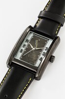 ニコラス・D・ウルフウッドモデルのリストウォッチ。